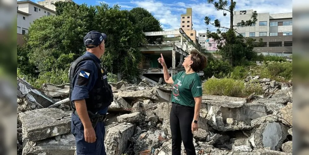 Prefeita Elizabeth esteve no terreno do 'Mercadão' recentemente em ação de combate à dengue