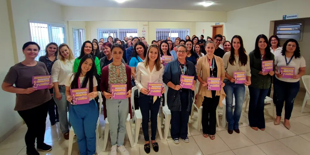 Cerca de 60 servidoras municipais estiveram presentes