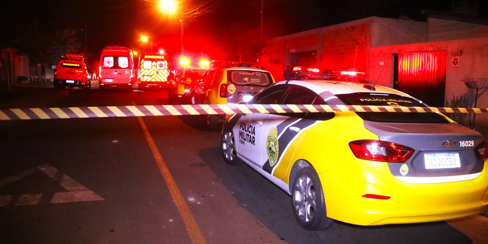 Equipes da Polícia Militar isolaram a área para realizar os trabalhos