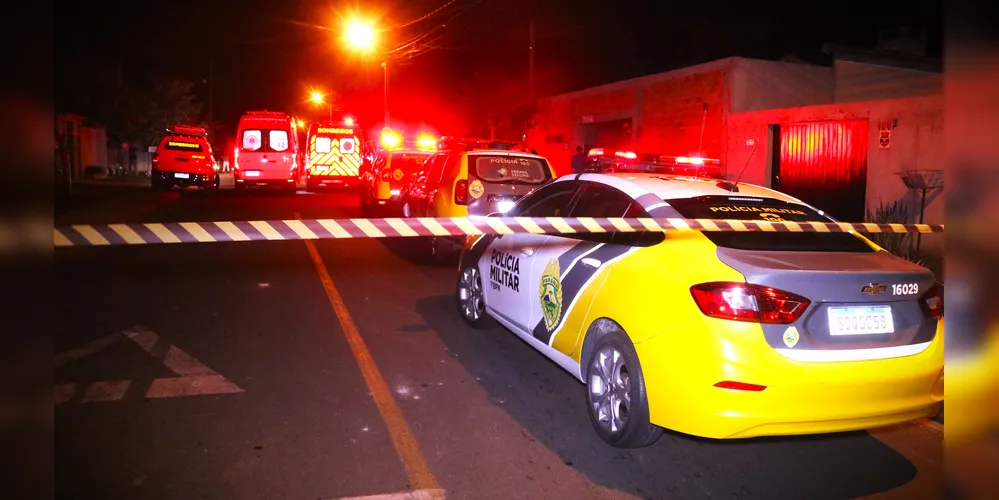 Equipes da Polícia Militar isolaram a área para realizar os trabalhos