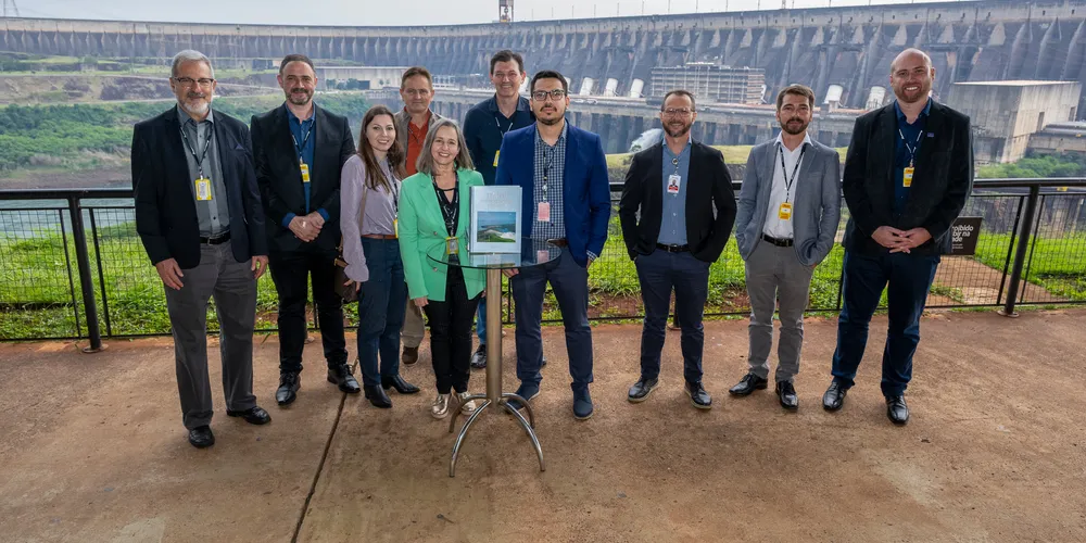 Material será repassado para as bibliotecas do CREA-PR