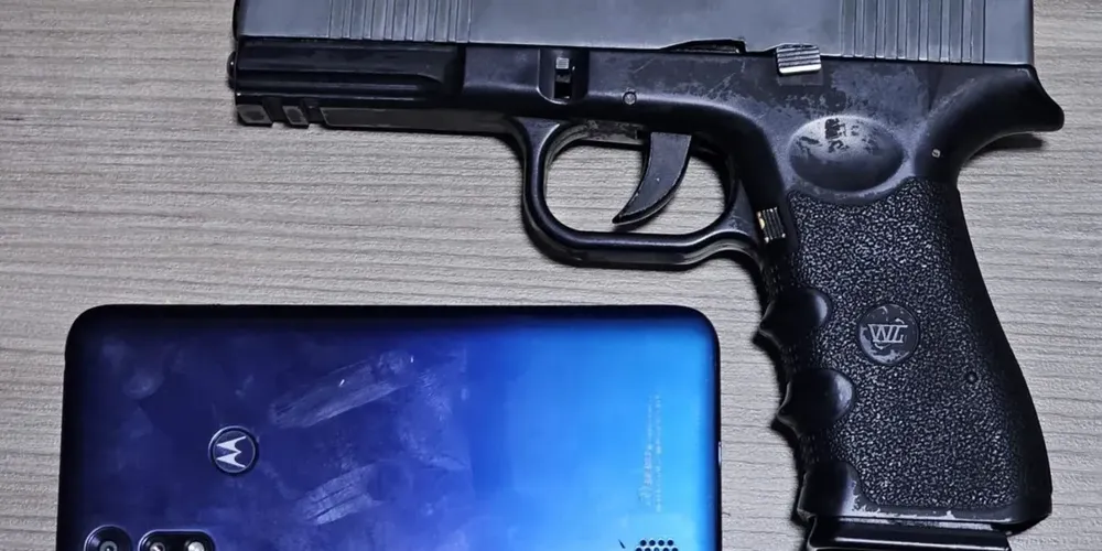 Um revólver e um celular foram apreendidos com o suspeito, que foi preso
