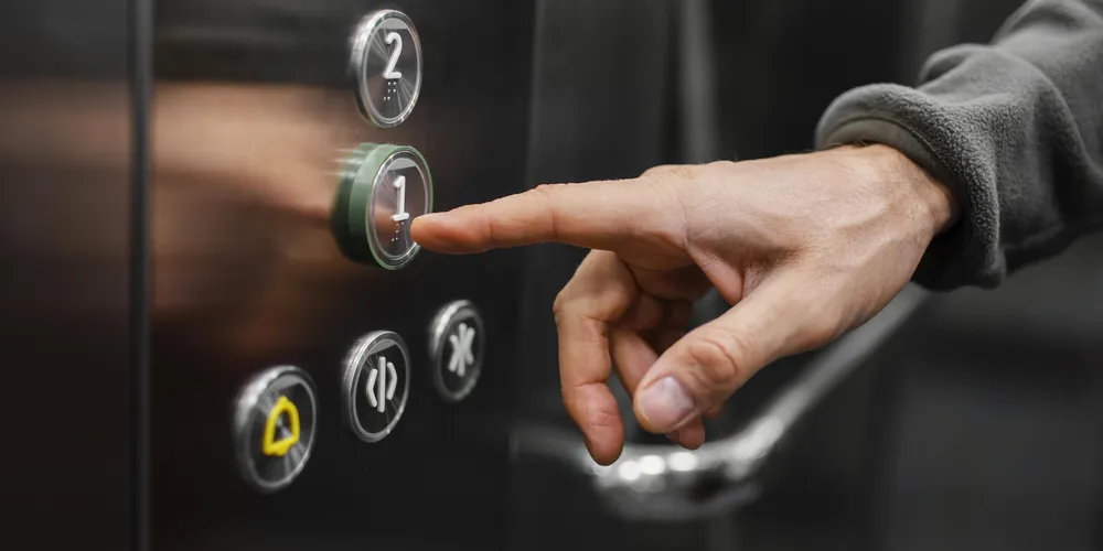 Elevador do condomínio foi o cenário da briga do casal