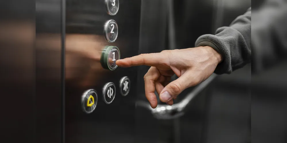 Elevador do condomínio foi o cenário da briga do casal