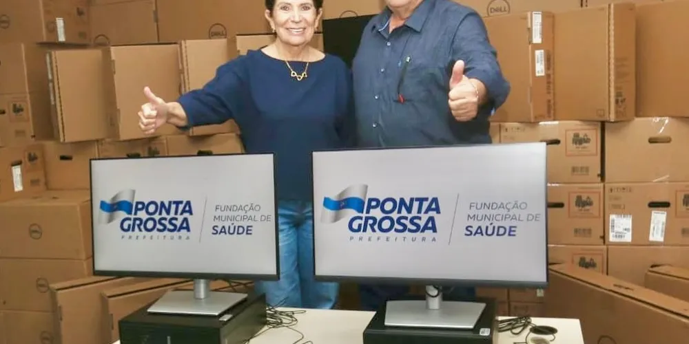 Elizabeth Schmidt e Paulo Balansin entregam computadores para a Fundação Municipal de Saúde