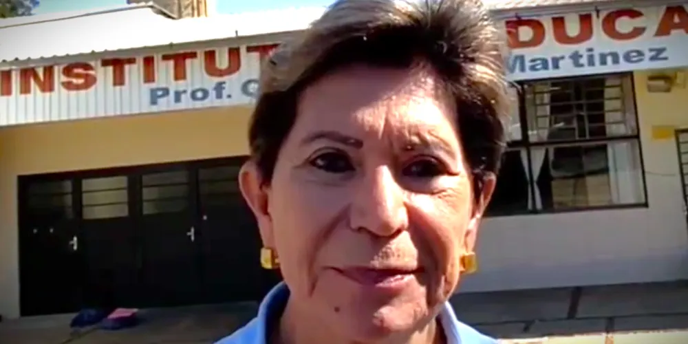 Prefeita gravou o vídeo em frente ao Instituto de Educação de Ponta Grossa