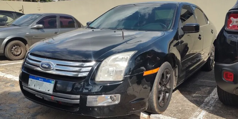 Veículo teria sido usado para entregar as drogas no local