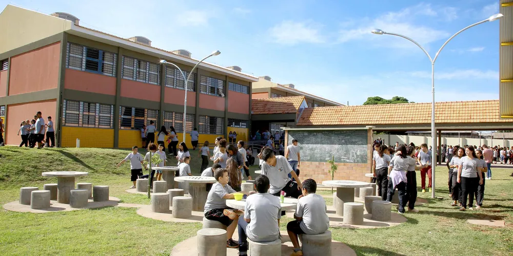 A primeira edição do programa Ganhando o Mundo aconteceu no ano de 2022,  quando 100 alunos fizeram um intercâmbio no Canadá