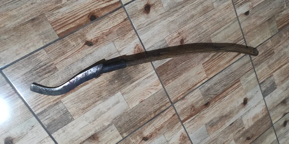 Foice utilizada no crime