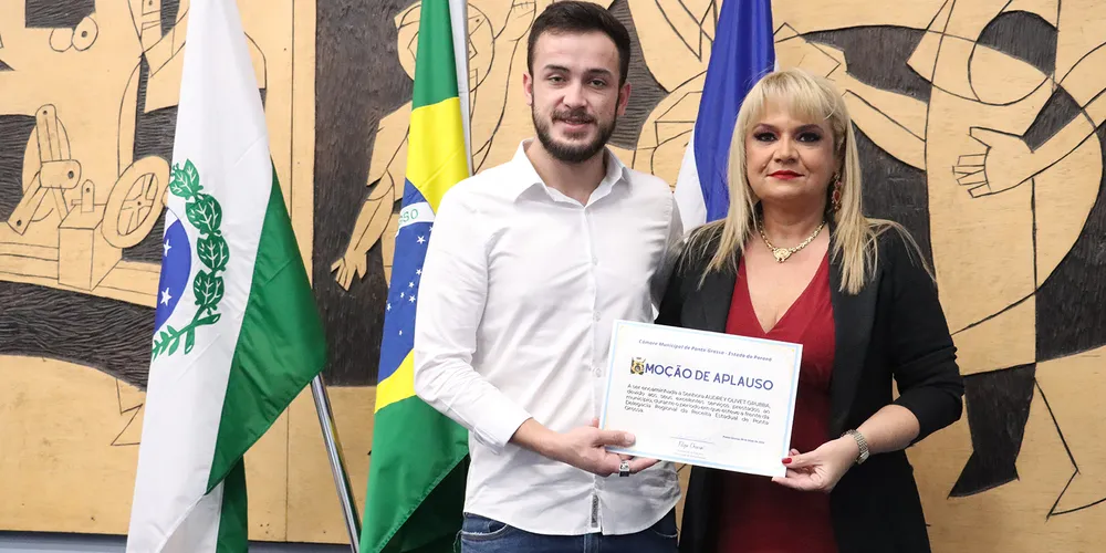 Filipe Chociai (PSD) entregou a homenagem à Audrey Grubba