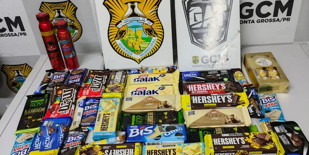 Suspeito e produtos foram levados para a delegacia