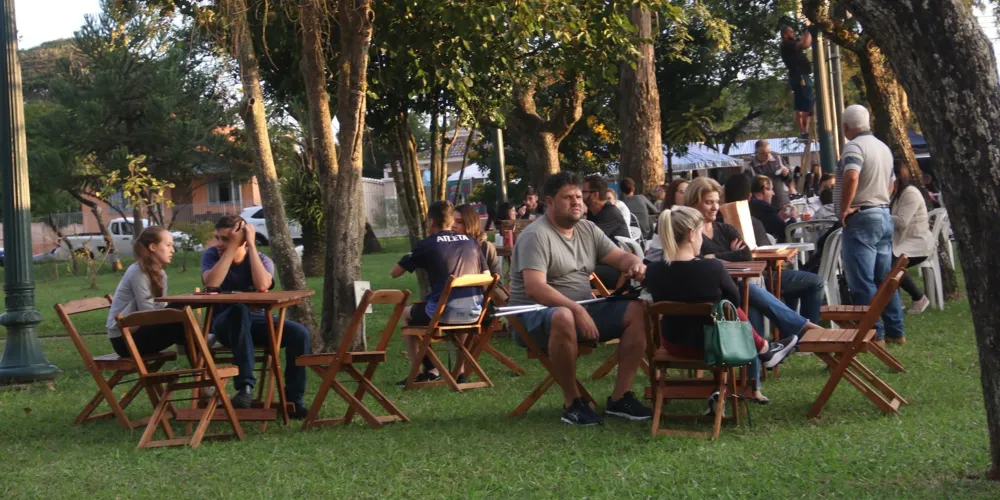 'Feira' acontece na praça da Igreja Santo Antônio