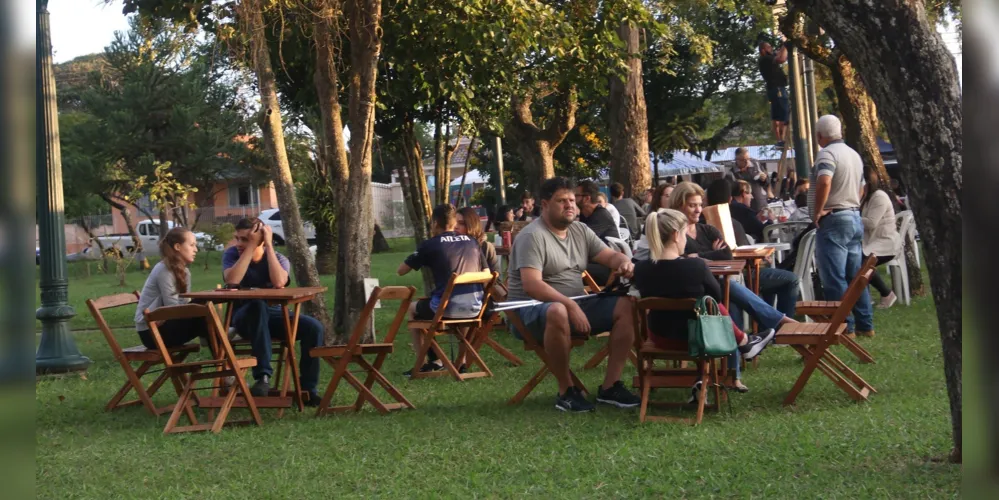 'Feira' acontece na praça da Igreja Santo Antônio