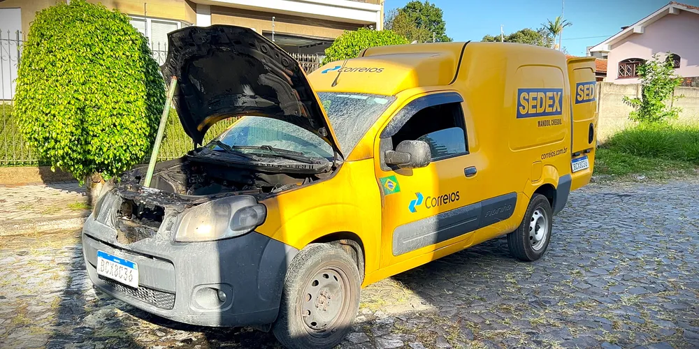 Incêndio teria iniciado na parte do motor do carro