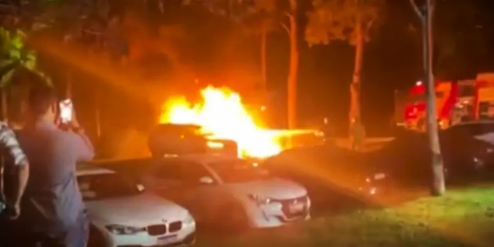 Vídeo mostra o exato momento em que o carro é consumido pelas chamas