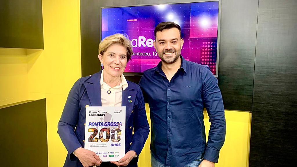 A prefeita Elizabeth Schmidt com o diretor do Grupo aRede, jornalista Eloir Rodrigues