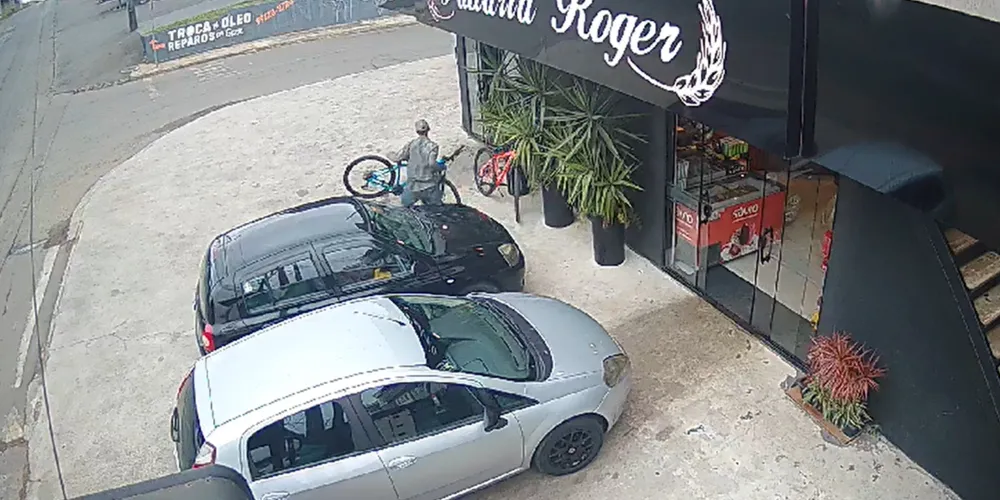 Imagem mostra a ação do suspeito do furto