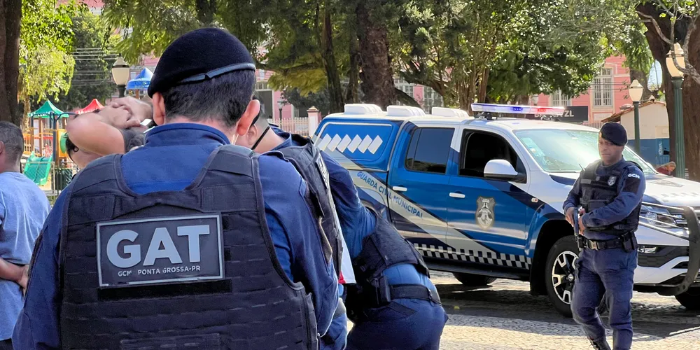 A namorada da vítima, que presenciou toda a situação, confirmou as ameaças.