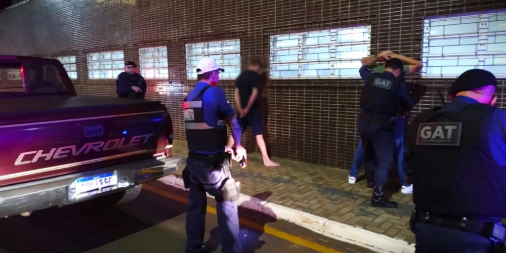 Suspeitos foram abordados na rua Venezuela, em Oficinas