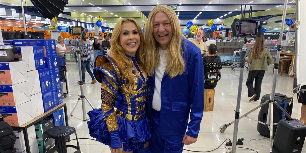 Joelma e Luciano Hang durante o comercial