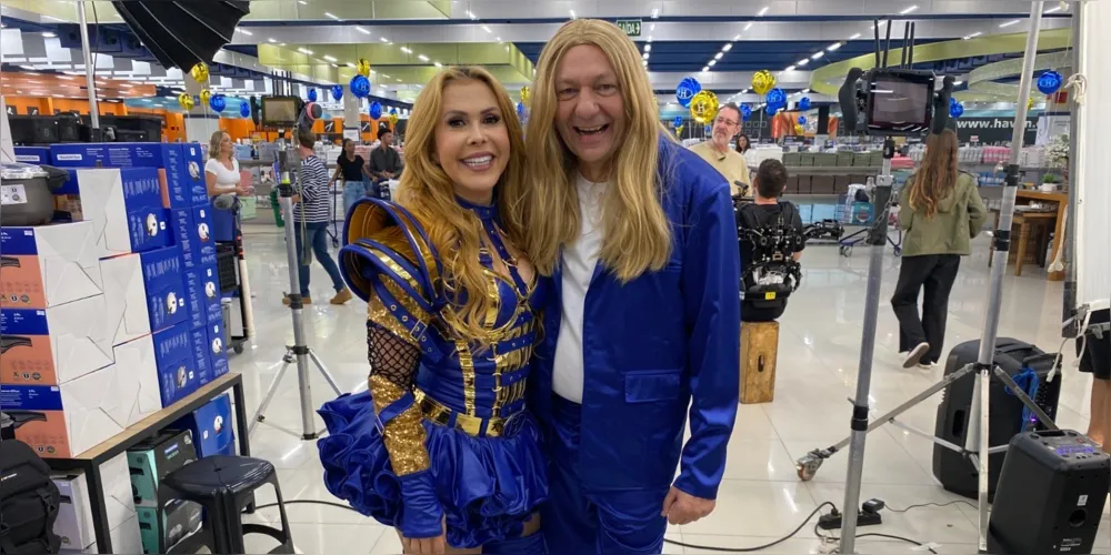 Joelma e Luciano Hang durante o comercial