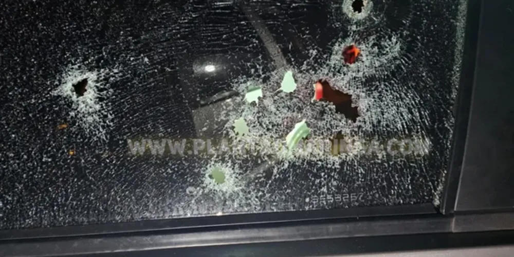 Homem é executado com 16 tiros andando de carro com a esposa e filhos