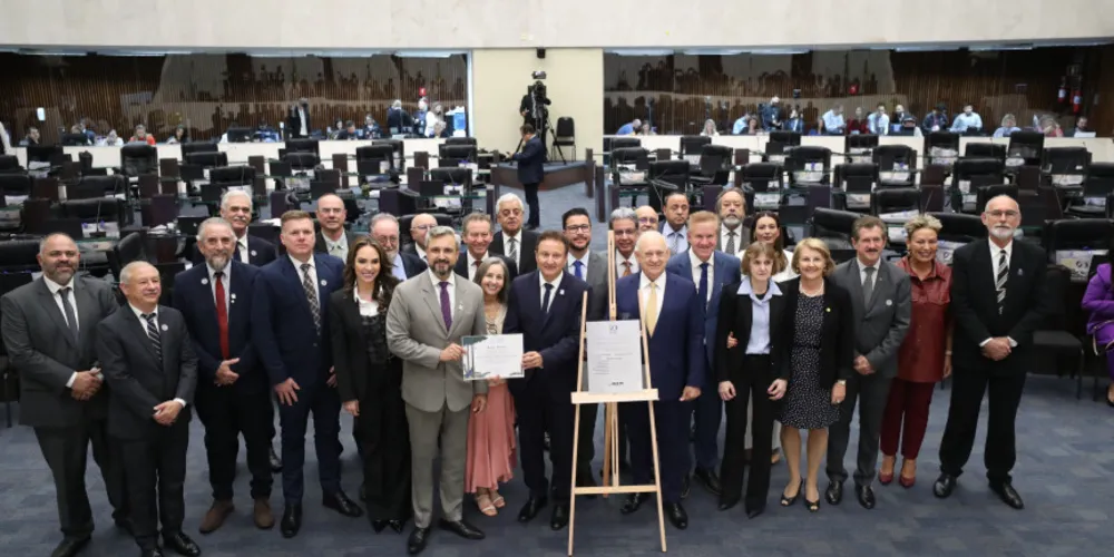 Homenagem ocorreu no inicio da sessão plenária desta segunda-feira (17)