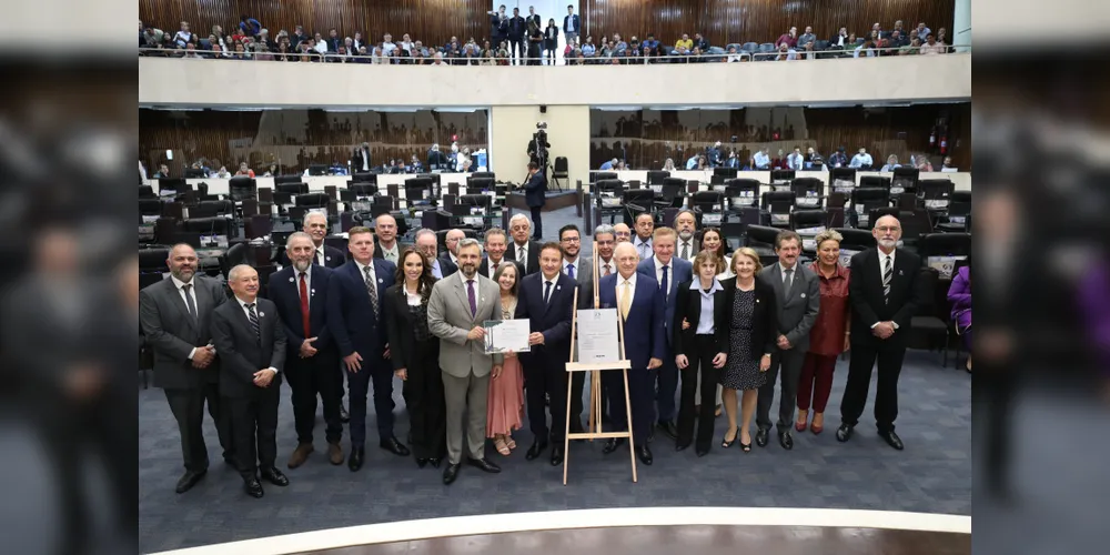 Homenagem ocorreu no inicio da sessão plenária desta segunda-feira (17)