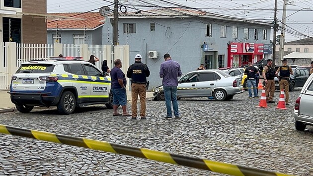 Motorista bateu em outros dois carros que estavam estacionados