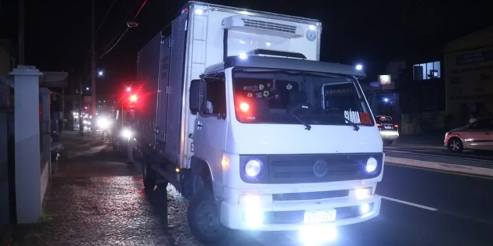 Motorista e auxiliar, que estavam no caminhão, não se machucaram