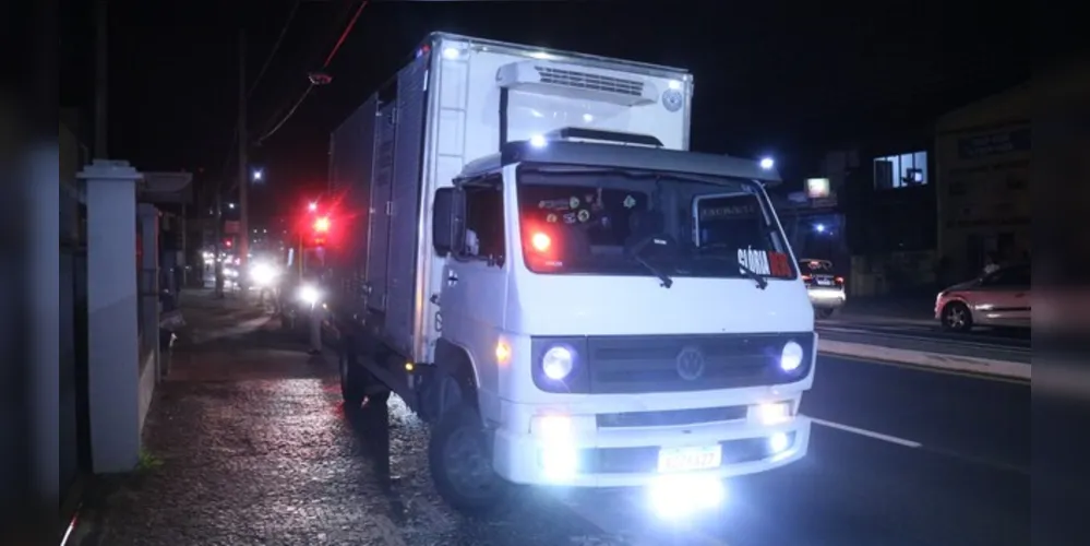 Motorista e auxiliar, que estavam no caminhão, não se machucaram