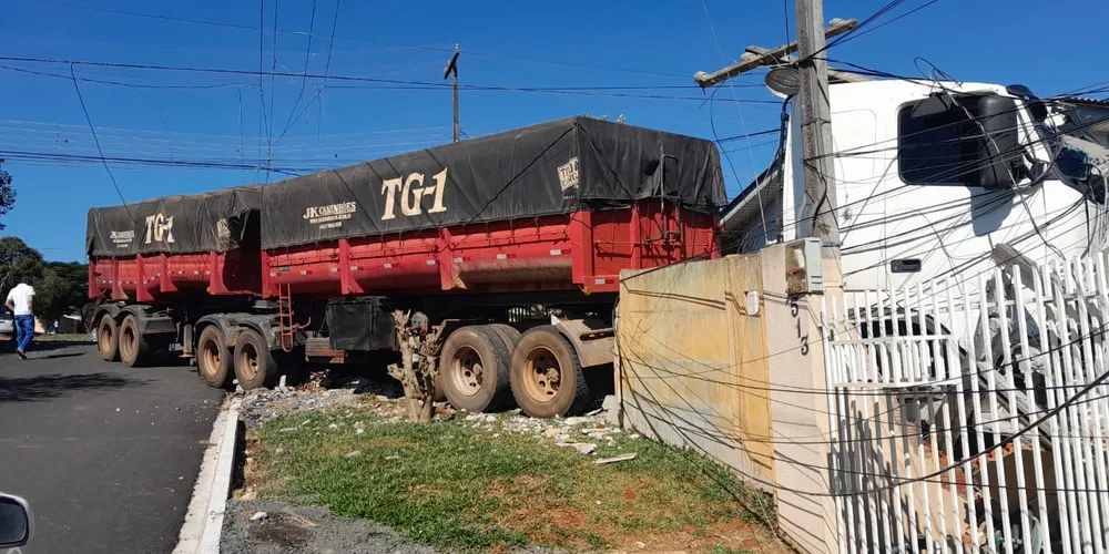 As equipes de trânsito da prefeitura foram acionadas para prestar atendimento