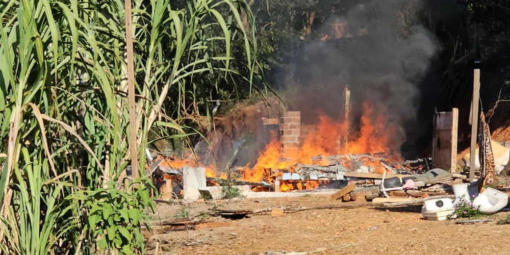Casa havia sido destruída pelo fogo antes da chegada dos bombeiros ao local