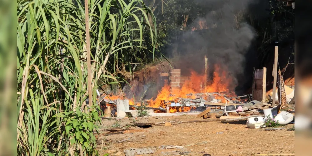 Casa havia sido destruída pelo fogo antes da chegada dos bombeiros ao local