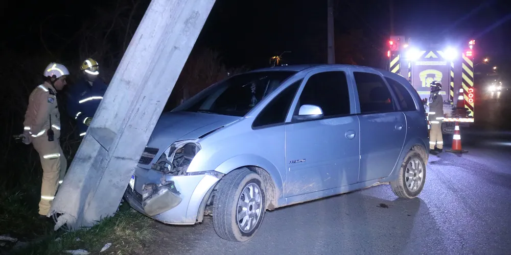 Equipes do Corpo de Bombeiros, Copel e Polícia Militar atenderam a ocorrência