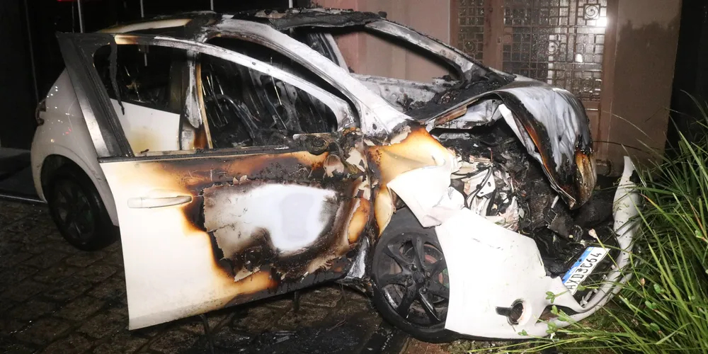 O carro pegou fogo logo depois da colisão