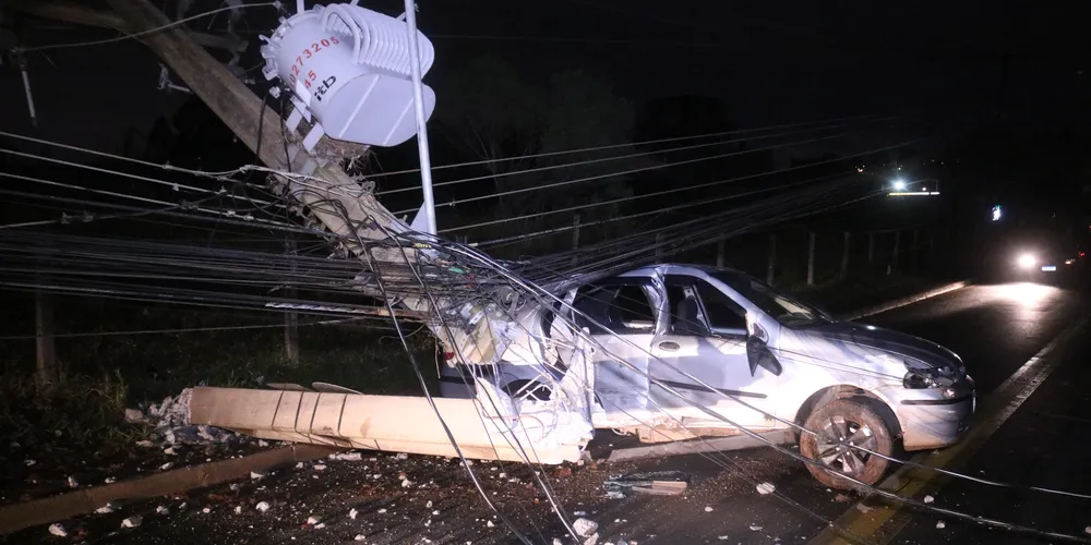 Fiat Siena atingiu e quebrou poste