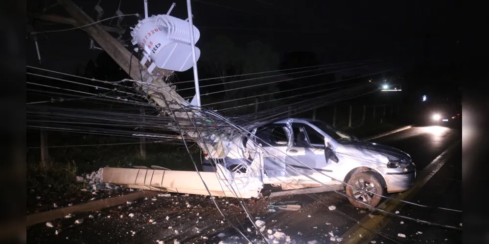 Fiat Siena atingiu e quebrou poste