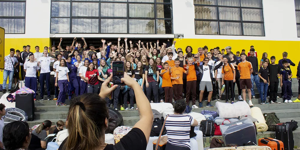 Partiram em direção à cidade de Imbituva, na última sexta-feira (17), aproximadamente 200 estudantes
