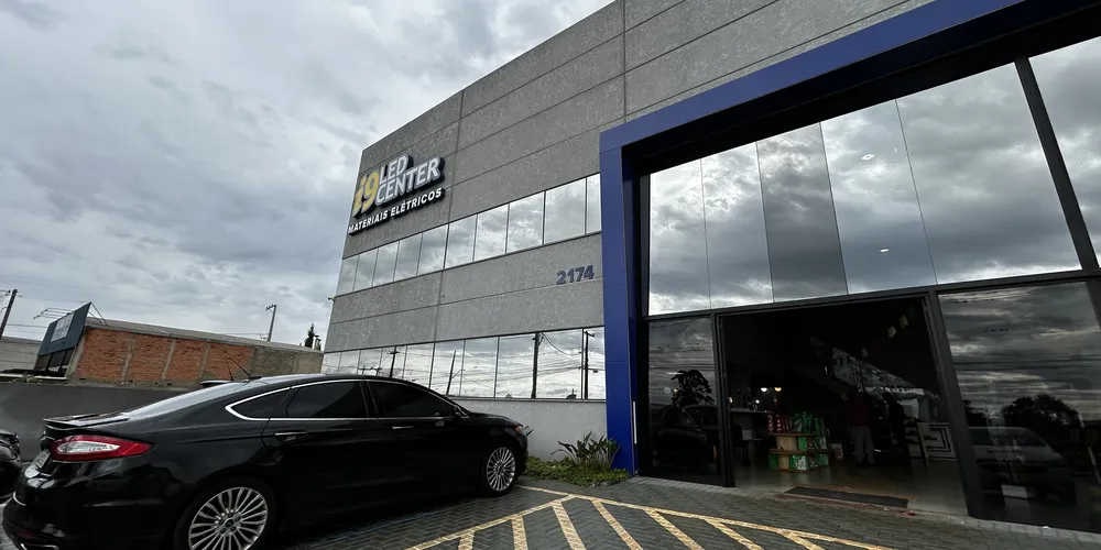 A i9 Led Center possui a mais completa linha de materiais elétricos da cidade. Além da unidade do Centro, localizada na rua Coronel Dulcídio, a i9 possui uma ampla e moderna estrutura em Uvaranas, inaugurada em 2022 na rua Siqueira Campos, no número 2174. São milhares de produtos, de diferentes marcas, com preço justo, que atendem desde o início da obra até o acabamento. E o melhor é que a empresa possui frota própria de entrega, de pequenos a grandes produtos, transportados de motos, carros ou caminhões, garantindo a mais ágil entrega. Mais informações no WhatsApp (42) 99975-0591.