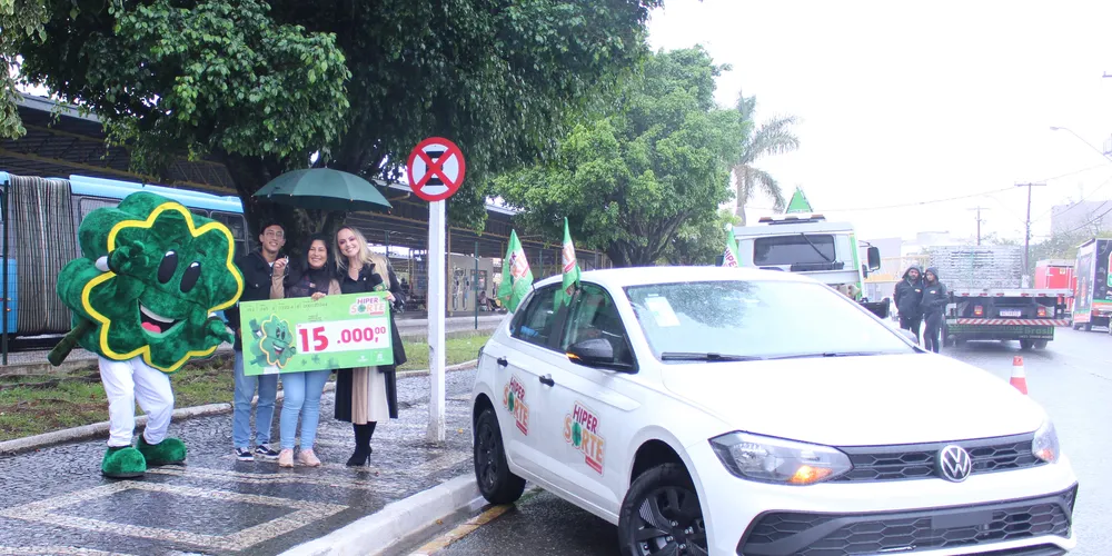 Carro foi entregue à ganhadora nessa segunda-feira (8)