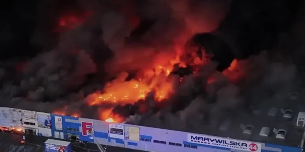 Imagem ilustrativa da imagem Incêndio de grandes proporções destrói shopping center