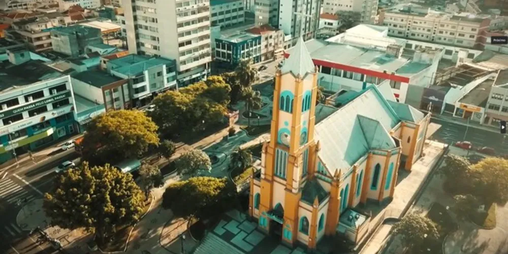 Praça Barão de Guaraúna fica no Centro de Ponta Grossa