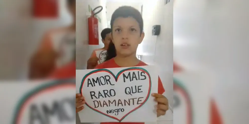 Alunos gravaram vídeos e enviaram no grupo para realizar homenagem