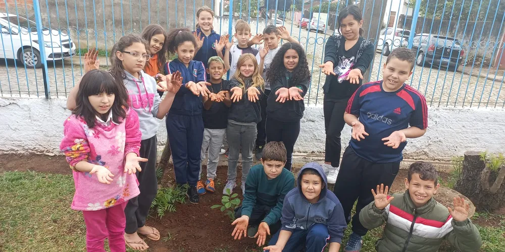 Educandos puderam contribuir com a natureza ao realizarem o plantio