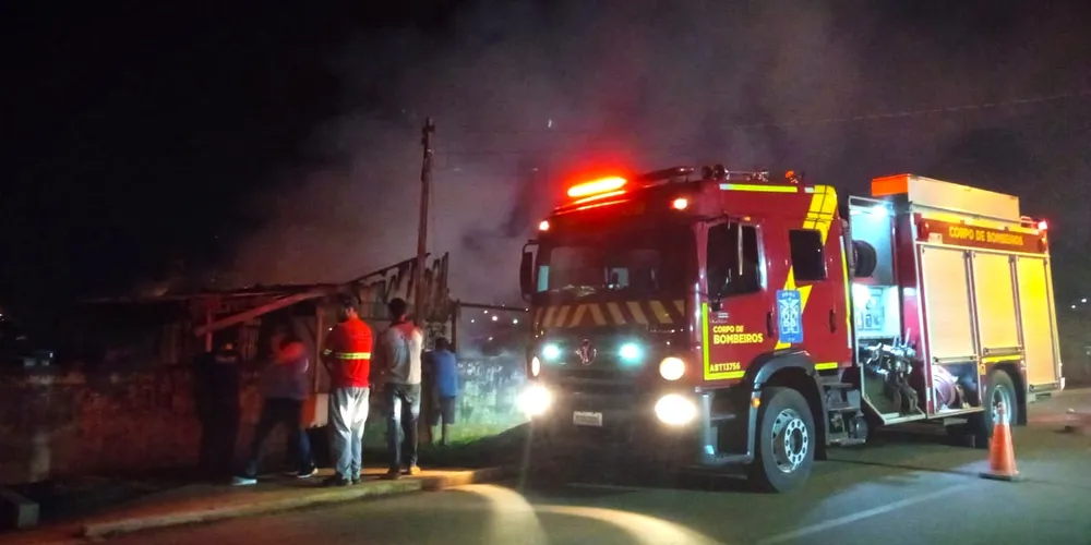 Equipes do Corpo de Bombeiros foram acionadas para a ocorrência