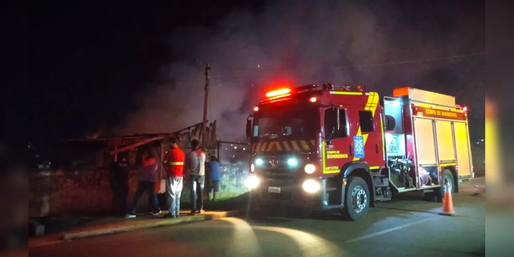 Equipes do Corpo de Bombeiros foram acionadas para a ocorrência