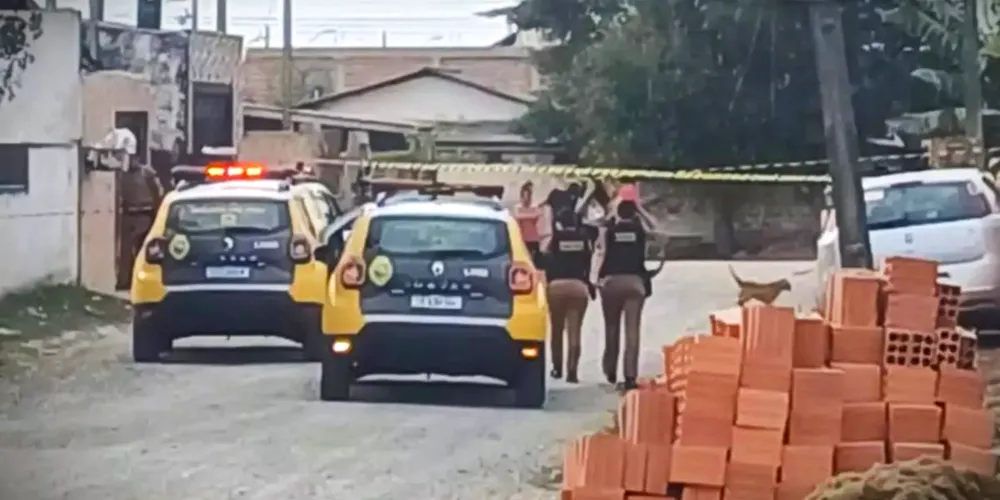Equipes da Polícia Militar isolaram o local da ocorrência