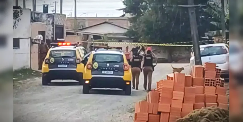 Equipes da Polícia Militar isolaram o local da ocorrência