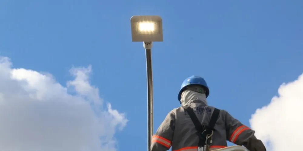 Outros locais da cidade já receberam mais de duas mil lâmpadas com tecnologia LED